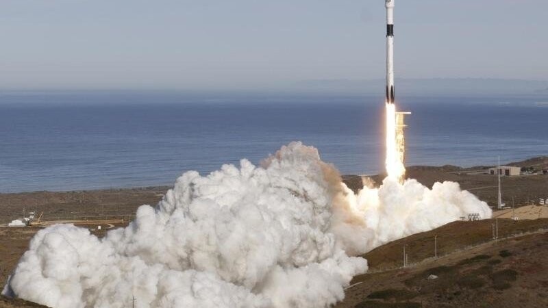 Eine SpaceX-Falcon-9-Rakete startet vom Space Launch Complex 4-East auf der Vandenberg Air Force Base im US-Bundesstaat Kalifornien. An Bord: der Satellit "Sentinel 6 Michael Freilich", der die Ozeane der Erde beobachten und kartieren soll.
