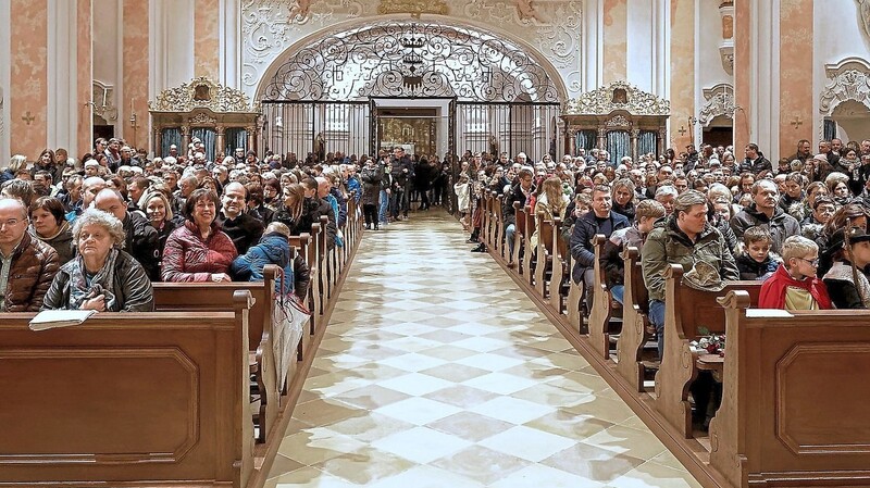 Die Mettener Kirche war bei der Kinder-Christmette voll gefüllt.