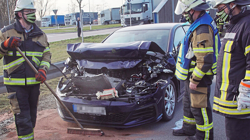 Ein Golf GTI krachte direkt beim Parkplatz Wiesenttal in einen Lastwagen. Der Fahrer wurde verletzt.