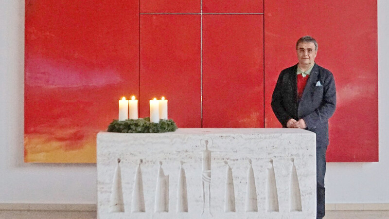 Pfarrer Michael Lenk am Altar der Christuskirche: Pfarrer Lenk und die Mitglieder des Kirchenvorstands haben ein Hygienekonzept ausgearbeitet, das auch an den Weihnachtsgottesdiensten umgesetzt wird.