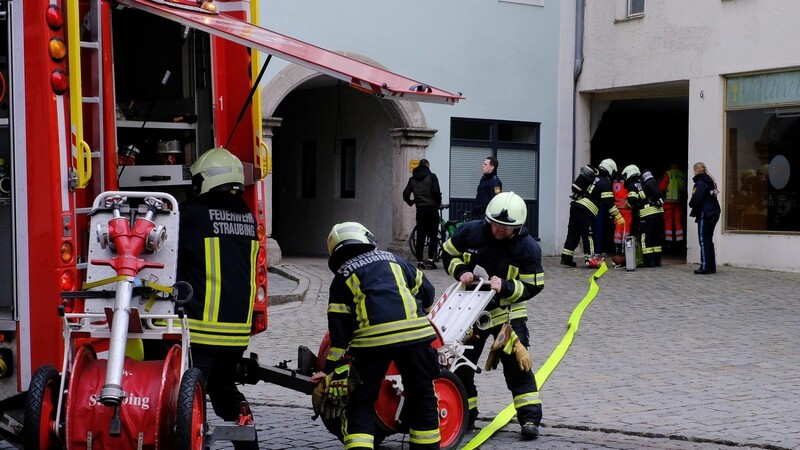 Einen Zimmerbrand in der Innenstadt hatte die Freiwillige Feuerwehr Straubing schnell im Griff.