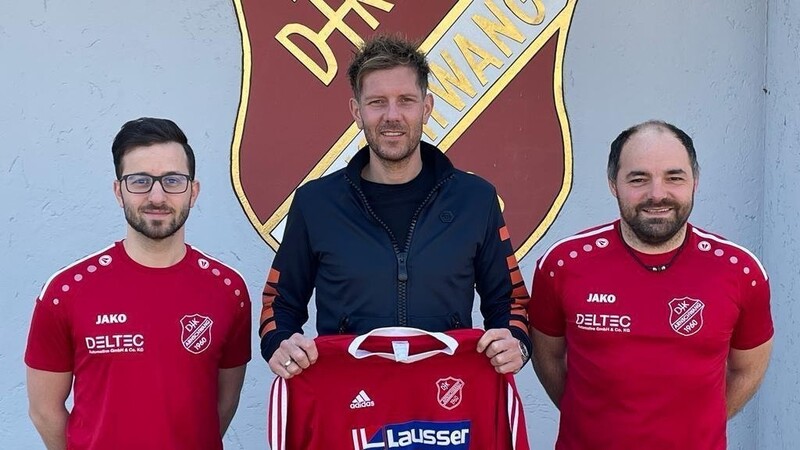 Fußball-Abteilungsleiter Martin Baumann (rechts) und sein Stellvertreter Peyman Parnian freuen sich Christian Ranzinger (Mitte) als Spielertrainer für die neue Saison vorstellen zu können.