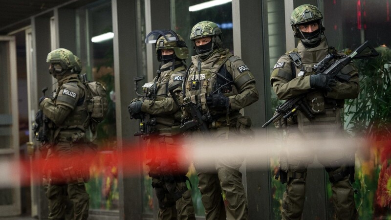 Polizisten stehen am 31.12.2015 in München (Bayern) vor dem Hauptbahnhof. Die Polizei in München hat am Silvesterabend vor einem Terroranschlag in der bayerischen Landeshauptstadt gewarnt.
