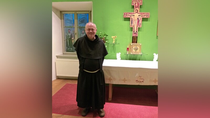 Pater Darek ist seit Mitte September neuer Guardian auf dem Bogenberg. In der Hauskapelle sucht er oft das Gebet.  Foto: