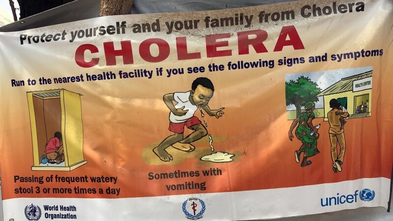 Die Cholera ist - vor allem in Indien und Pakistan - noch immer nicht ausgerottet. Dieses Plakat informiert mit drastischen Bildern über die Symptome der Krankheit.