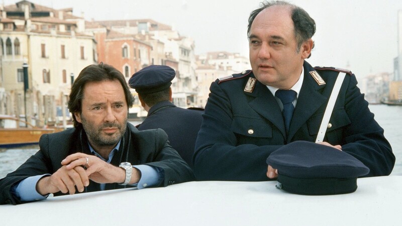 Im Dezember fahren Commissario Brunetti (Uwe Kockisch, links) und Sergente Vianello (Karl Fischer) zum letzten Mal durch Venedig