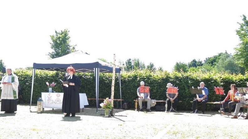 Im Europapark feierten Stadtpfarrer Johann Schön, Pfarrerin Susanne Kim und der evangelische Posaunenchor einen ökumenischen Gottesdienst.