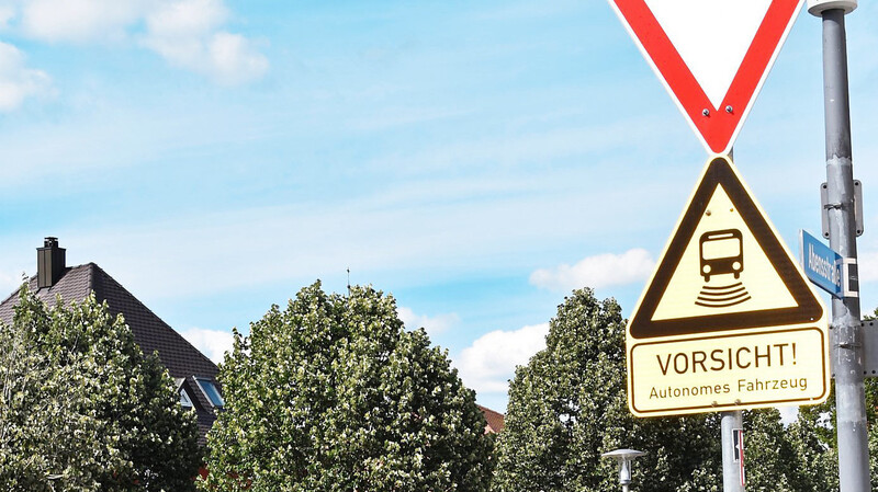 An diese gelben Schilder, die auf die Autonomen Shuttlebusse hinweisen, müssen sich die Autofahrer in Abensberg einstellen.