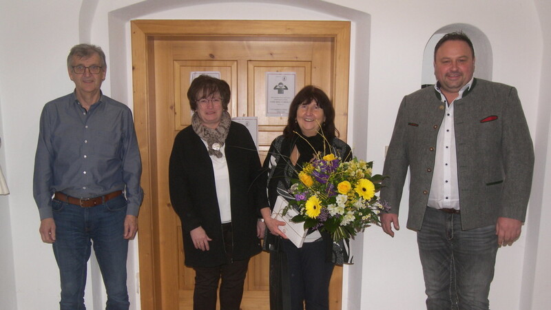 Blumen zum Abschied: Dritter Bürgermeister Franz-Xaver Gilch, zweite Bürgermeisterin Anna Erdinger, die verabschiedete Barbara Mendi und Bürgermeister Martin Englmeier.