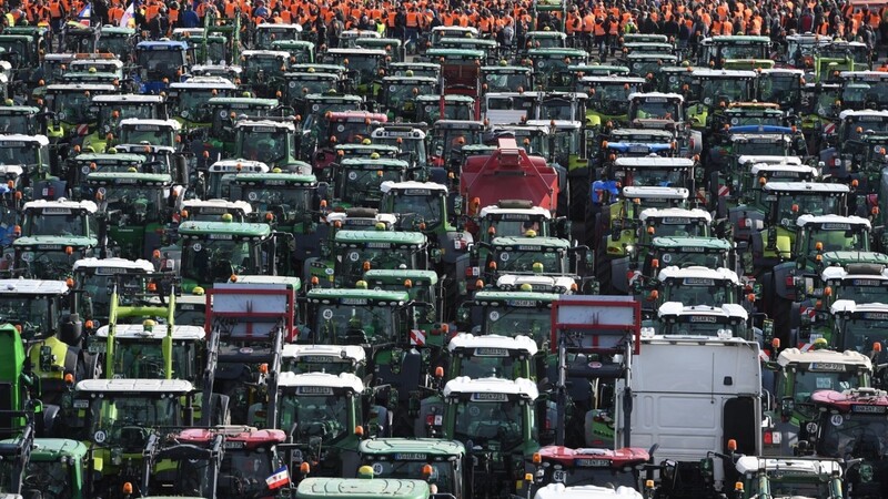 Am Rostocker Stadthafen haben sich zahlreiche protestierende Landwirte mit ihren Traktoren versammelt.