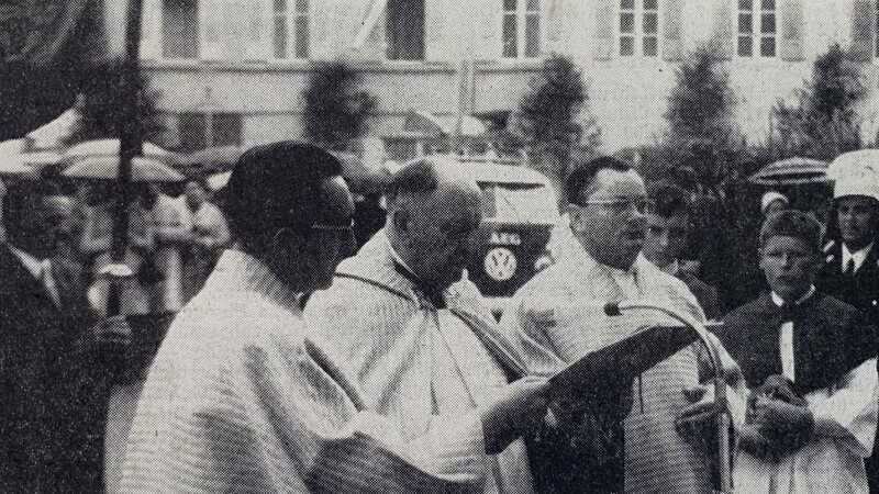 BGR Stadtpfarrer Josef Zinnbauer bei der Lesung des ersten Evangeliums, assistiert von den Studienräten Hans Hoch und Michael Gutmann.
