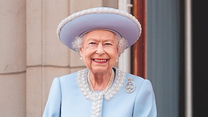 Königin Elizabeth II. beobachtet vom Balkon des Buckingham Palace aus die Geburtstagsparade "Trooping the Colour" am ersten von vier Tagen der Feierlichkeiten zum Platinjubiläum der Queen.