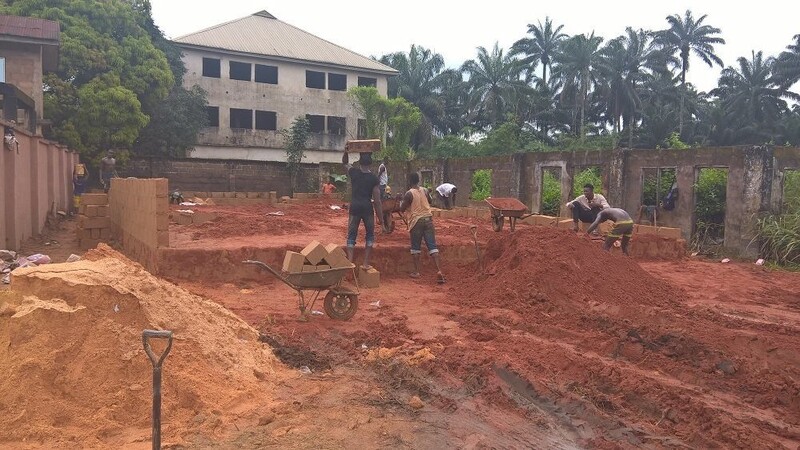 Nicht nur große Projekte, wie hier ein vom Rotary Club Straubing-Gäuboden unterstützter Schulbau in Nigeria, sondern auch viele kleine brauchen finanzielle Hilfe - die bleibt derzeit oft aus.