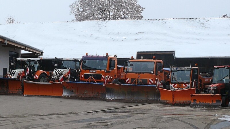 Die Winterdienst-Flotte des Bauhofes Ergoldsbach besteht aus zwei Lastwagen, zwei Kommunalschleppern, einem Multifunktionsfahrzeug und einem Kleinschlepper.