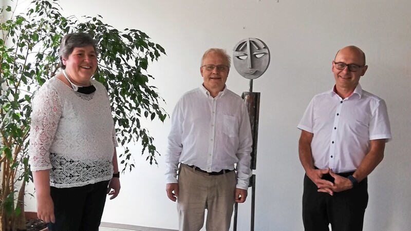 Rektorin Karin Högl, Dieter Winkelmann-Heyl und Schulrat Sebastian Hutzenthaler bei der Verabschiedung im Schulamt.