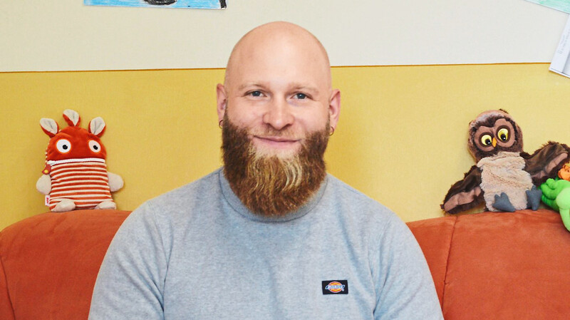 Sozialpädagoge Max Cziomer ist an der Grundschule Mainburg Ansprechpartner für Eltern, Kinder, aber auch Lehrer.