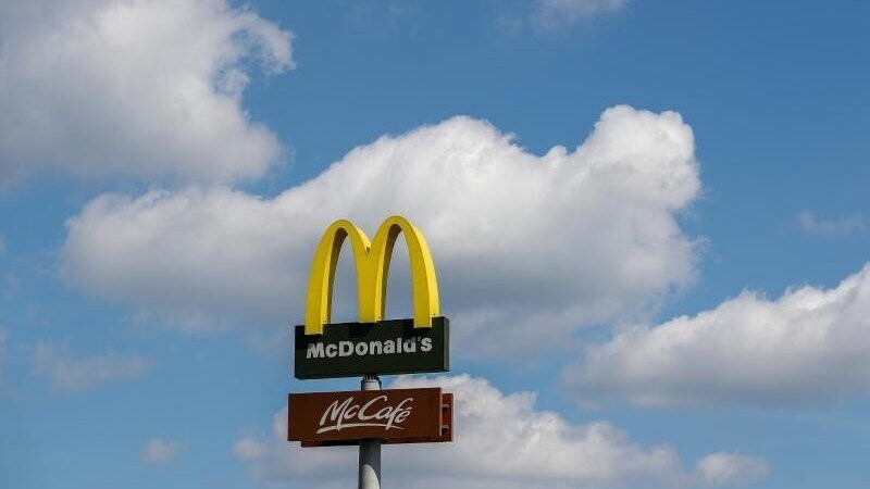 Das Logo der Fastfoodkette "McDonald's" mit einem "McCafe". Foto: Jan Woitas/Archiv