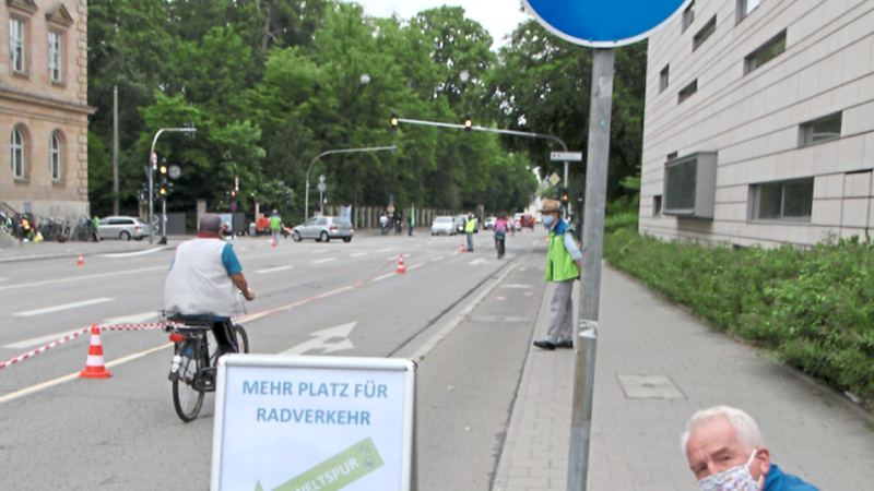 30 Zentimeter zu wenig hat der Radweg in der nördlichen Kumpfmühler Straße. Darauf machten die Fahrradverbände bereits mehrfach aufmerksam.