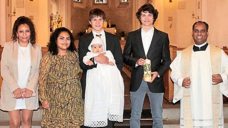 Pater Anish spendete Victoria Metzke die Taufe.