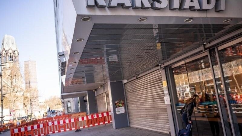 Die Warenhauskette Galeria Karstadt Kaufhof will offenbar fast der Hälfte ihrer 170 Filialen schließen.