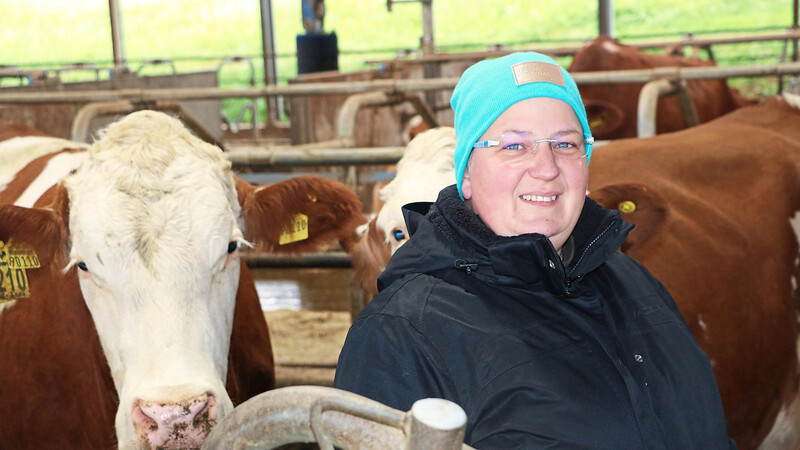 Irina Primbs in ihrem Stall. Gemeinsam mit ihrem Mann betreibt sie auf konventionelle Weise einen Hof mit Fleckviehzucht und Milchwirtschaft. Um das Verständnis von Nicht-Landwirten für die Landwirtschaft zu fördern, betreibt sie eine eigene Facebook-Seite.