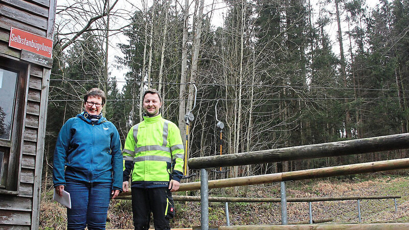Stehen beim Skilift Unterhütte in Waldmünchen im Grünen: Annette Malterer-Reichenberger und Michael Bierl von den Stadtwerken.
