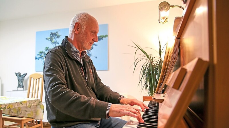Roland Büchner in seinem Musikzimmer am Klavier. "Ich war wie erschlagen manchmal, wenn sich die Opfer gemeldet haben und sich geoutet haben", sagt der ehemalige Chorleiter der Regensburger Domspatzen.