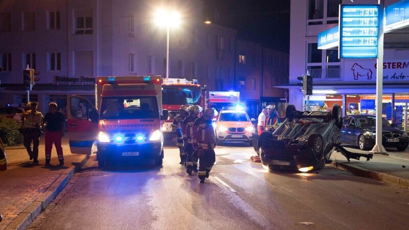 Spektakulärer Unfall an Fronleichnam mitten in Vilsbiburg (Kreis Landshut). Dort landete ein Fiat Punto direkt neben einer Tankstelle auf dem Dach.