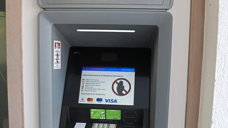 Der Automat der Firma Cardpoint ist bereits montiert; in gut einer Woche können hier Commerzbank-Kunden kostenlos Geld abheben.