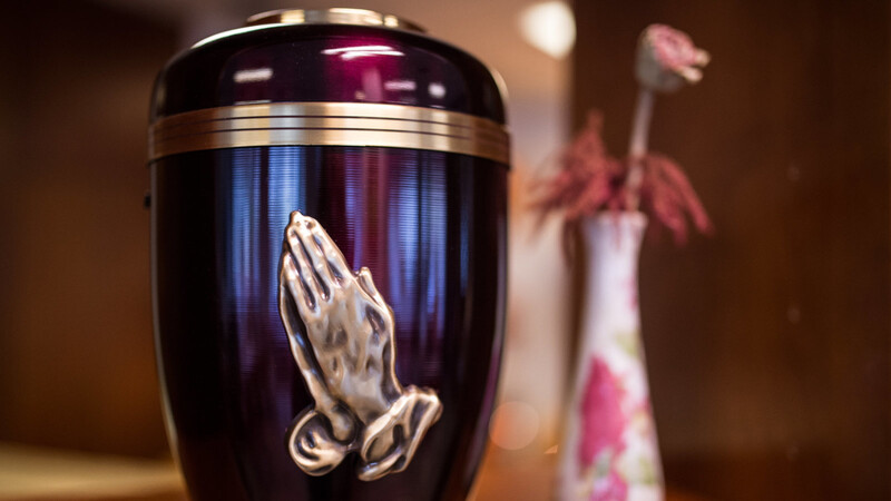 Es wird empfohlen alle Beerdigungen - wenn möglich - zu verschieben. Bei einer Urnenbestattung verbleibt die Urne nach der Einäscherung des Toten in öffentlicher Hand.
