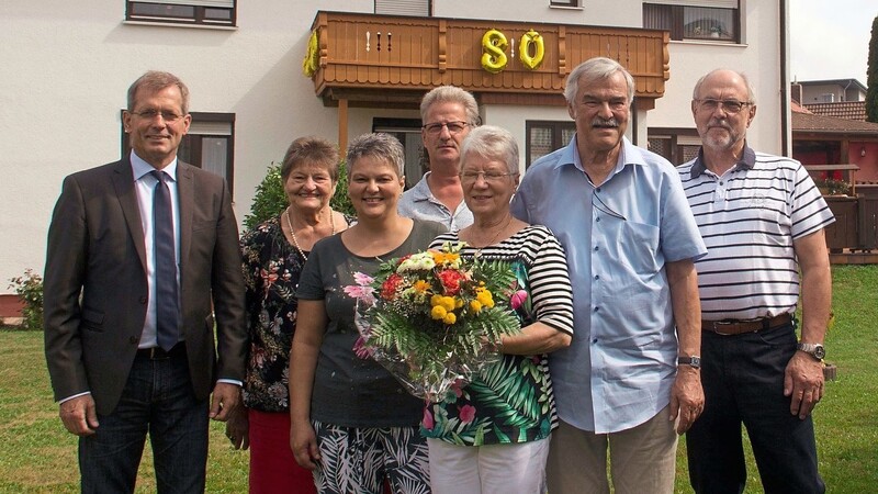 Bürgermeister Helmut Steininger, Irmengard Detter, Tochter Kerstin, Schwiegersohn Sigi, Gatte Walter und Bruder Helmut gratulierten Erika Baumann am gestrigen Vormittag zu ihrem 80. Geburtstag.
