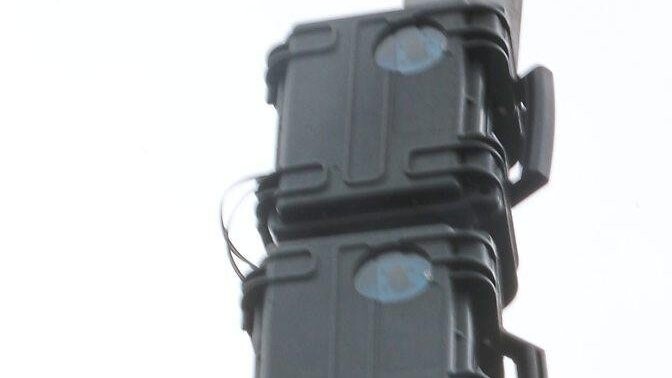 So sehen die Kameras aus. Sie hängen an Schildern und an Masten nahe der B 85.