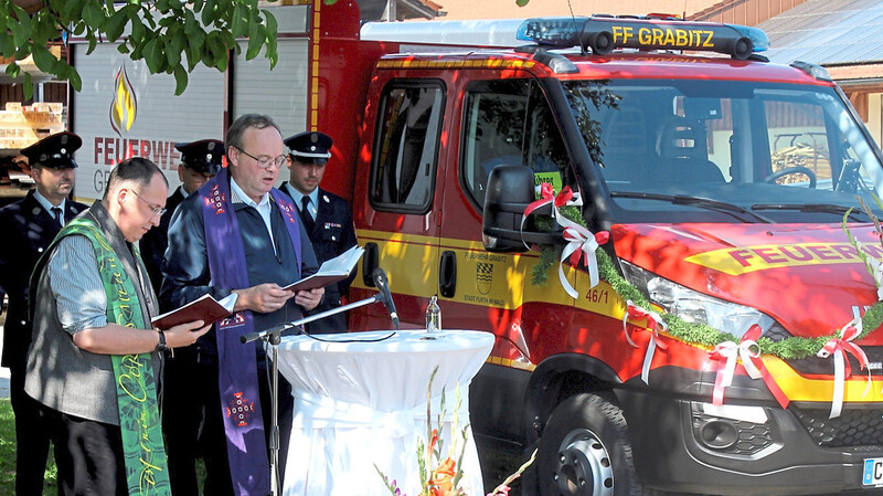Stadtpfarrer Karl-Heinz Seidl (rechts) und Pfarrer Bernd Rosner segneten das neue Feuerwehrfahrzeug der FFW Grabitz.