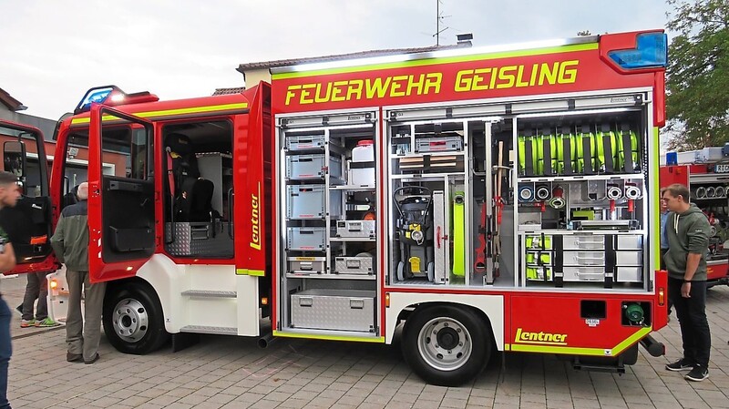 Das neue Geislinger Feuerwehrauto wurde von der Bevölkerung mit großem Interesse besichtigt.