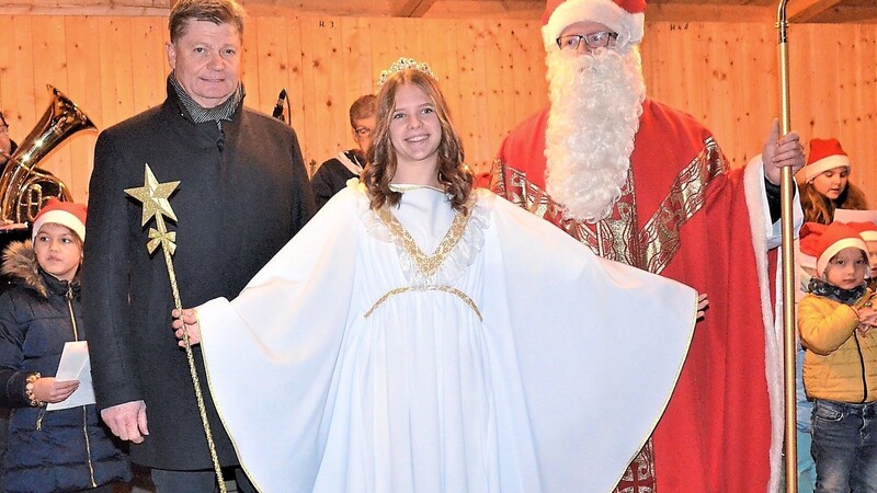 Die Eröffnung des Christkindlmarktes nahm Bürgermeister Harald Stadler vor, der hierzu auch das Christkind (Amrei Pusch) sowie den Nikolaus mitgebracht hatte.