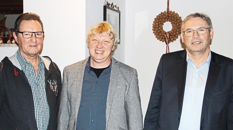 Michael Reith (Mitte) mit Bürgermeister Edmund Roider (rechts) und Stellvertreter Klaus Kores.