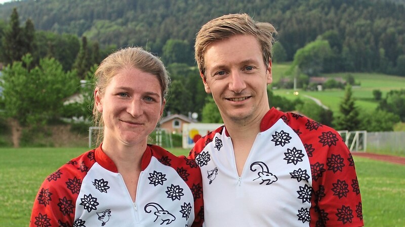 Maria Lange und Georg Biller vom SV Mietraching gewannen die Damen- beziehungsweise Herrenkategorie beim ersten Orientierungslauf der DegParkTour 2022.