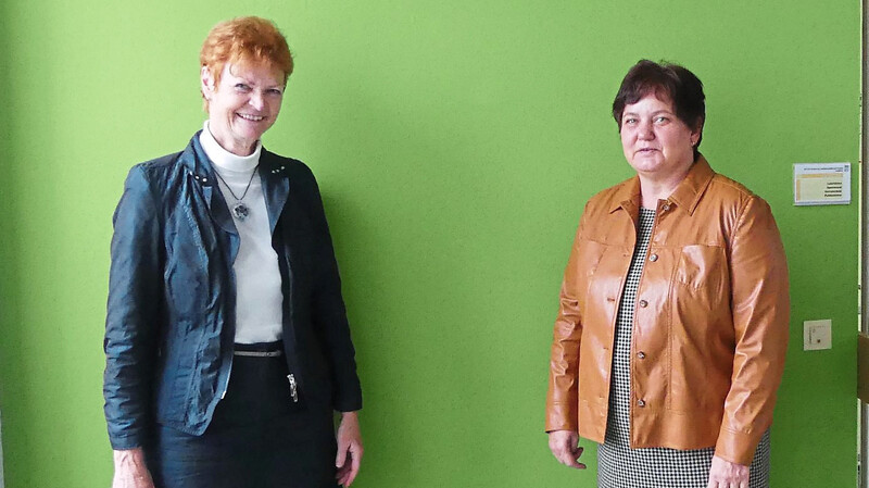 Behördenleiterin Monika Deubzer (links) verabschiedete Angela Vaas.