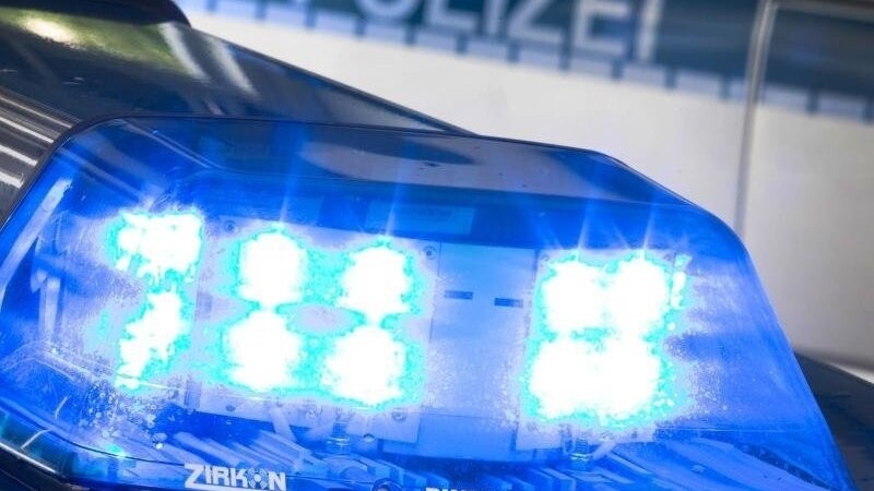 Am Freitag gegen 21.15 Uhr schlug ein Vater-Sohn-Duo in Reisbach (Kreis Dingolfing-Landau) einen 22-jährigen Mann nieder. Die beiden Angreifer wurden festgenommen. (Symbolbild)
