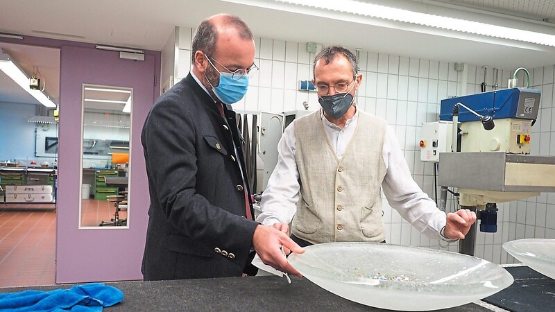 Einen spannenden Einblick erhielt Manfred Weber (li.) bei seinem Besuch in der Glasfachschule Zwiesel durch Schulleiter Gunther Fruth. ,