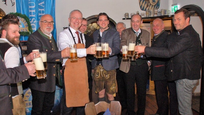 Prost zusammen! Oberbürgermeister, Bürgermeister, Festwirte, Schausteller, Beschicker und Vertreter der Brauerei stoßen gemeinsam an.