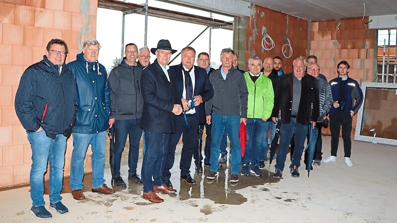 Die Ausschussmitglieder ließen sich von Unternehmer Günther Karl jun. über die Baustelle führen.