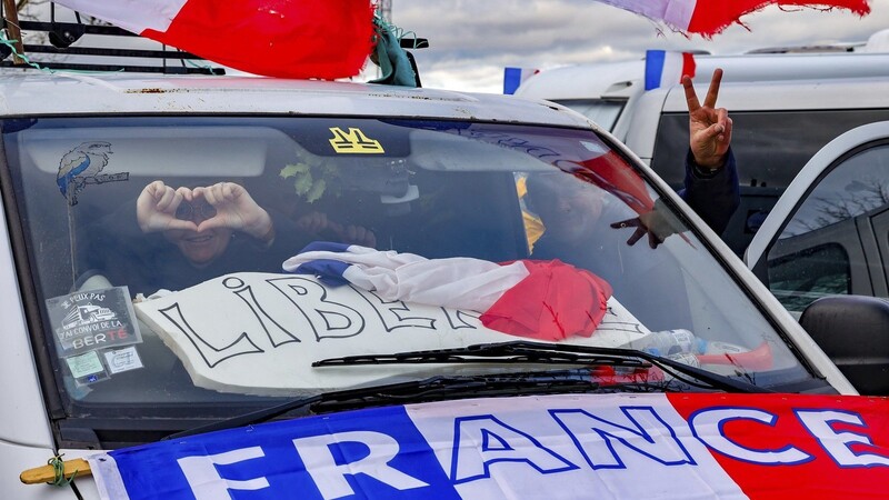 Französische Demonstranten sitzen in einem Auto, das Teil des "Konvoi der Freiheit" ist.