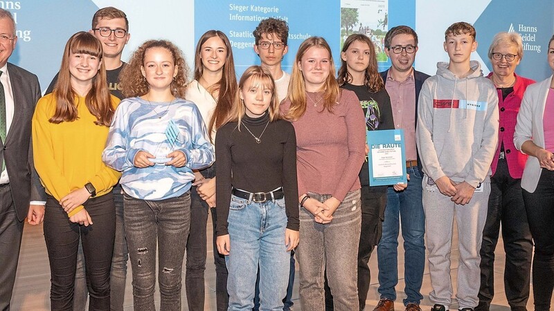 Die stolzen Redakteure bei der Verleihung des Schülerzeitungspreises "Die Raute".