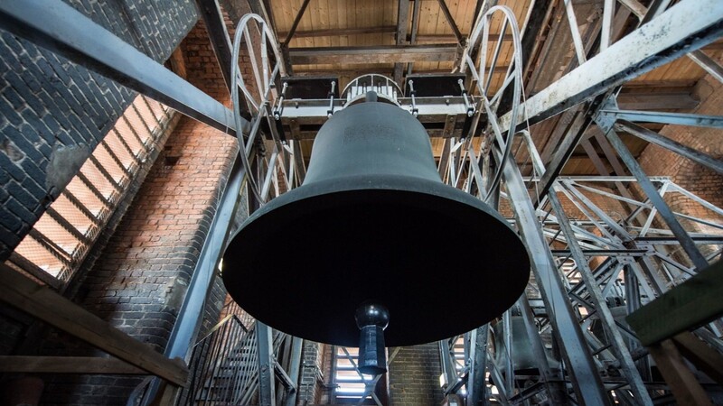 Das Bistum Regensburg fordert die Kirchen auf, ihre Glocken am Donnerstagmittag läuten zu lassen.
