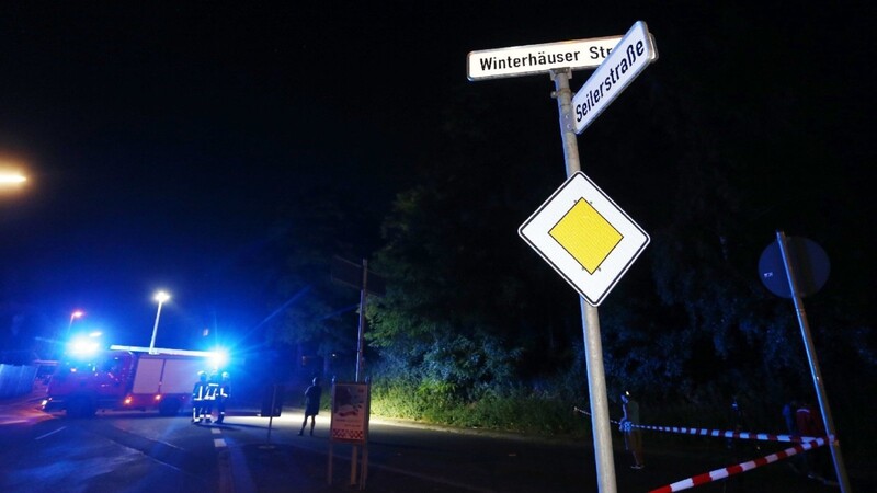 In Würzburg hat am Montagabend ein 17-Jähriger mehrere Menschen mit einer Axt attackiert und verletzt. Er wurde von der Polizei erschossen.