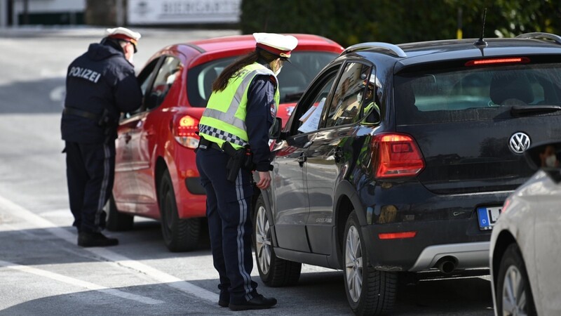 Polizisten kontrollieren im Februar am Grenzübergang zu Österreich Autofahrer. Deutschland will erneute Grenzschließungen zu Nachbarn etwa bei einer Verschärfung der Corona-Krise vermeiden.