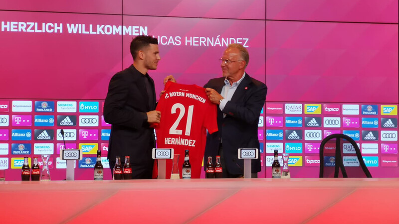Präsentieren das Trikot mit der Rückennummer 21: Neuzugang Lucas Hernández (li.) und Karl-Heinz Rummenigge.