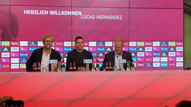 Bayern-Pressesprecher Dieter Nickles, Star-Neuzugang Lucas Hernández und Vorstandsboss Karl-Heinz Rummenigge bei der Vorstellung in der Allianz Arena (v.li.).