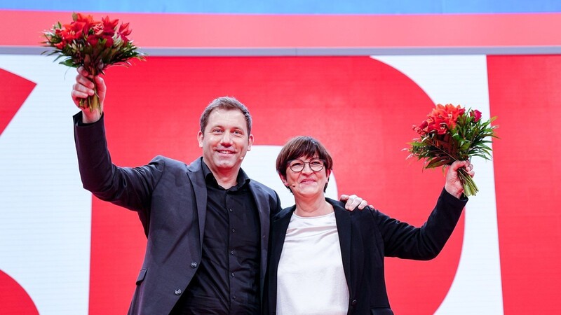Lars Klingbeil, neugewählter SPD-Parteivorsitzender, und Saskia Esken, neugewählte SPD-Parteivorsitzende, winken mit Blumen beim Bundesparteitag ihrer Partei.